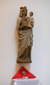 Relique de Saint Louis de Monfort et Marie dans notre chapelle.